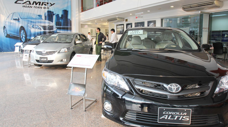 thi-truong-o-to-trong-nuoc-soi-dong-voi-nhieu-mau-xe-moi-trong-anh-showroom-toyota-lang-ha.jpg