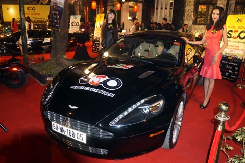 Chiếc xe còn lại là Aston Martin Rapide