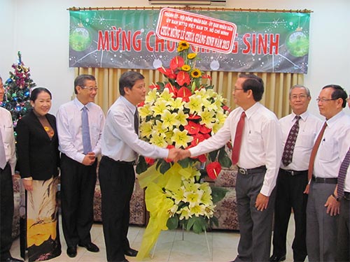 Phó Bí thư Thường trực Thành ủy TP HCM Nguyễn Văn Đua (thứ ba từ trái sang) chúc mừng mục sư Phan Vĩnh Cựu, Hội trưởng Hội thánh Tin lành Việt Nam (miền Nam) nhân lễ Giáng sinh Ảnh: NGUYỄN NAM