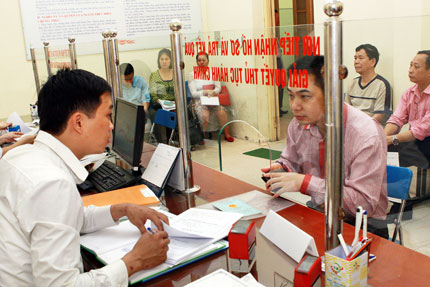 Hướng dẫn người dân làm thủ tục hành chính tại bộ phận “một cửa” phường Nhân Chính, quận Thanh Xuân, (Hà Nội). Ảnh: Viết Thành